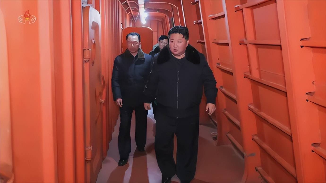 朝鲜“手搓版055大驱”下水：48单元垂发，排水量比054A还大？