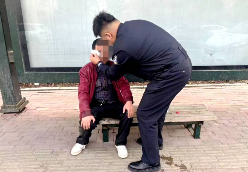 50余袋珍珠岩散落上桥口，冰城交警徒手搬运