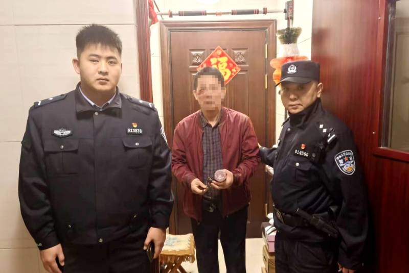 50余袋珍珠岩散落上桥口，冰城交警徒手搬运