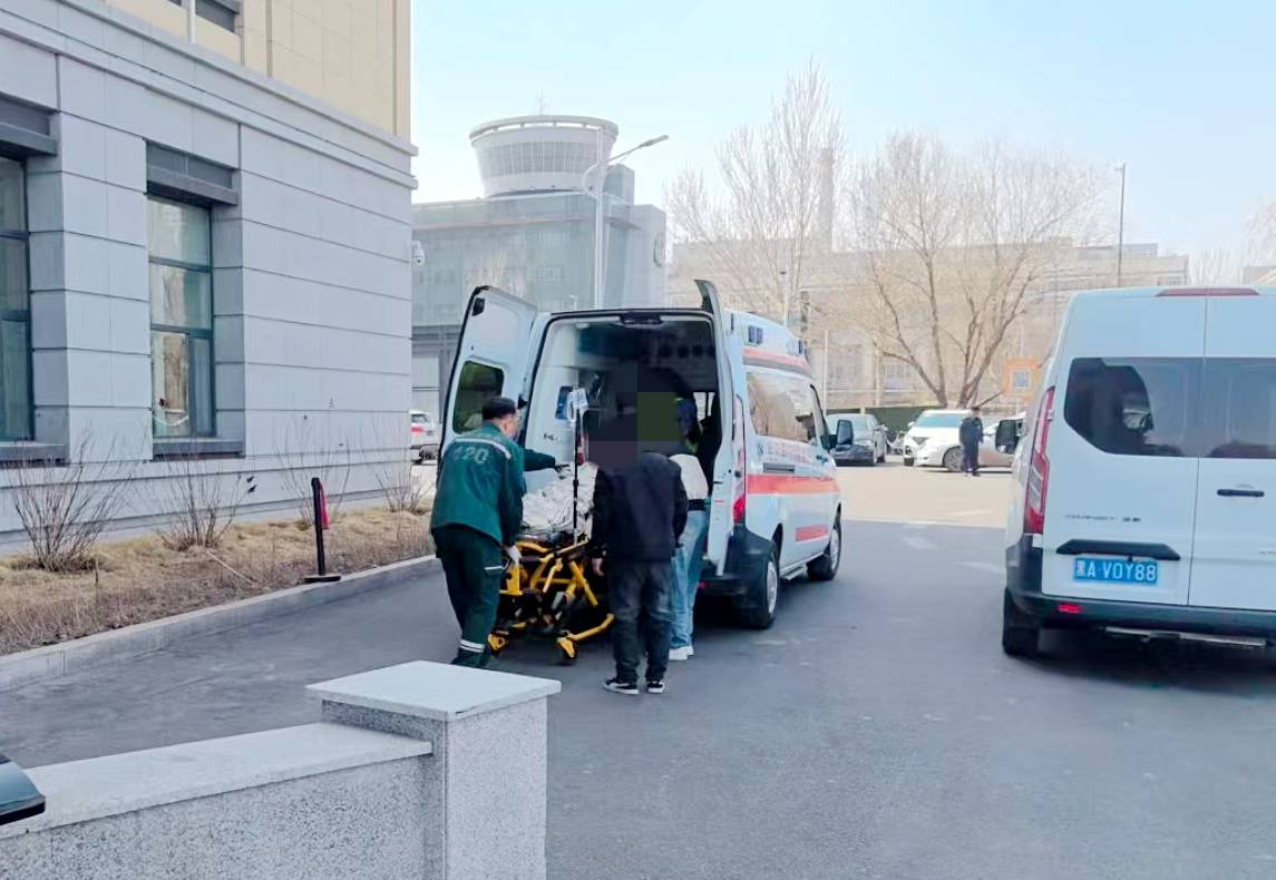 50余袋珍珠岩散落上桥口，冰城交警徒手搬运