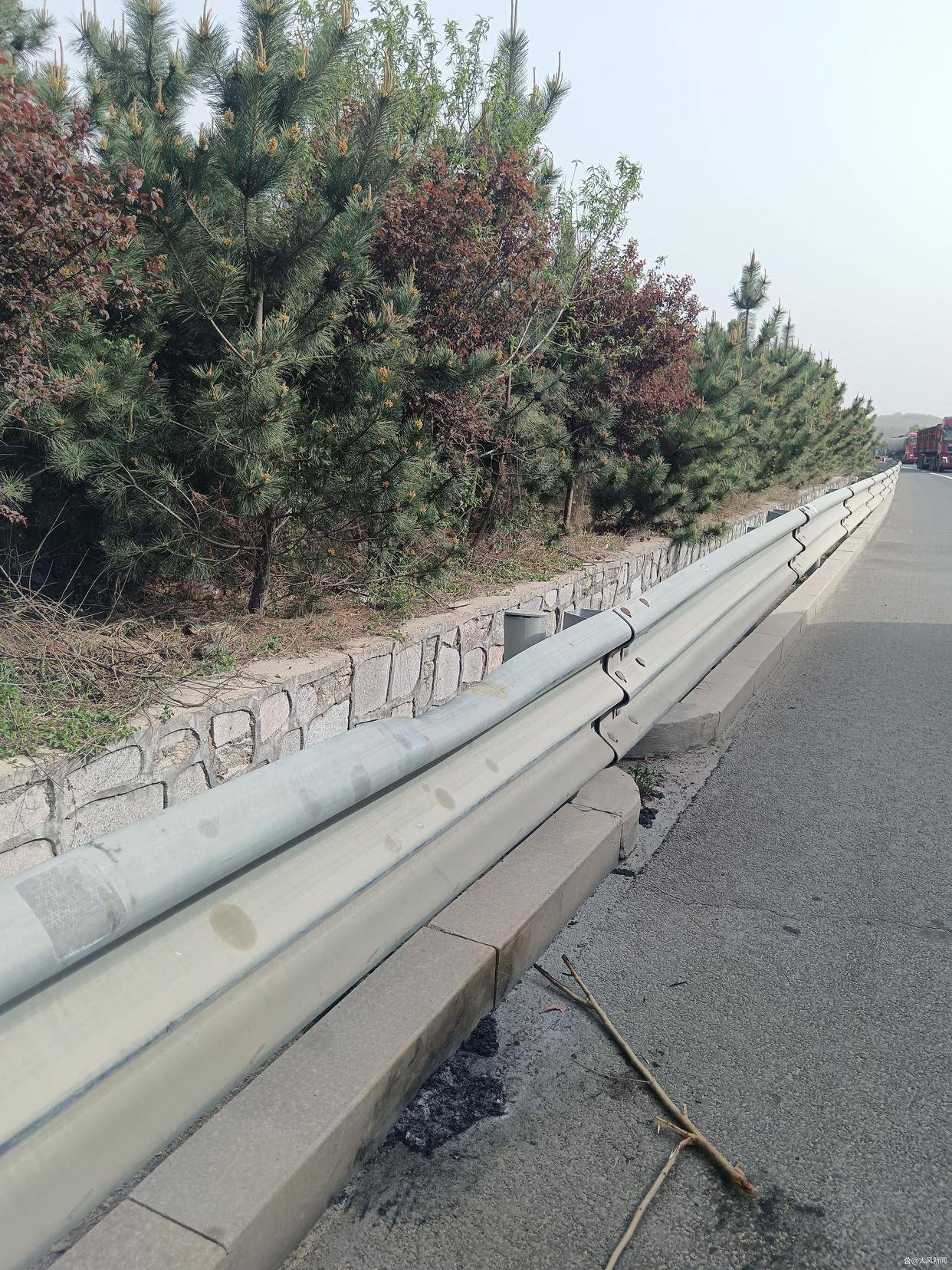 汽修店老板道路救援支千斤顶，大货车箱体侧翻致其身亡；五莲县警方：不属车祸建议自诉