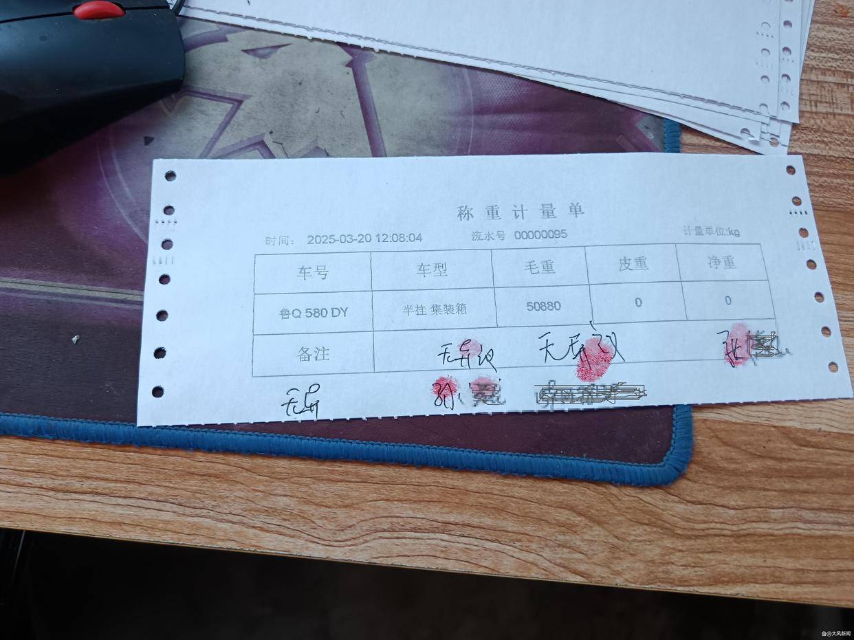 汽修店老板道路救援支千斤顶，大货车箱体侧翻致其身亡；五莲县警方：不属车祸建议自诉
