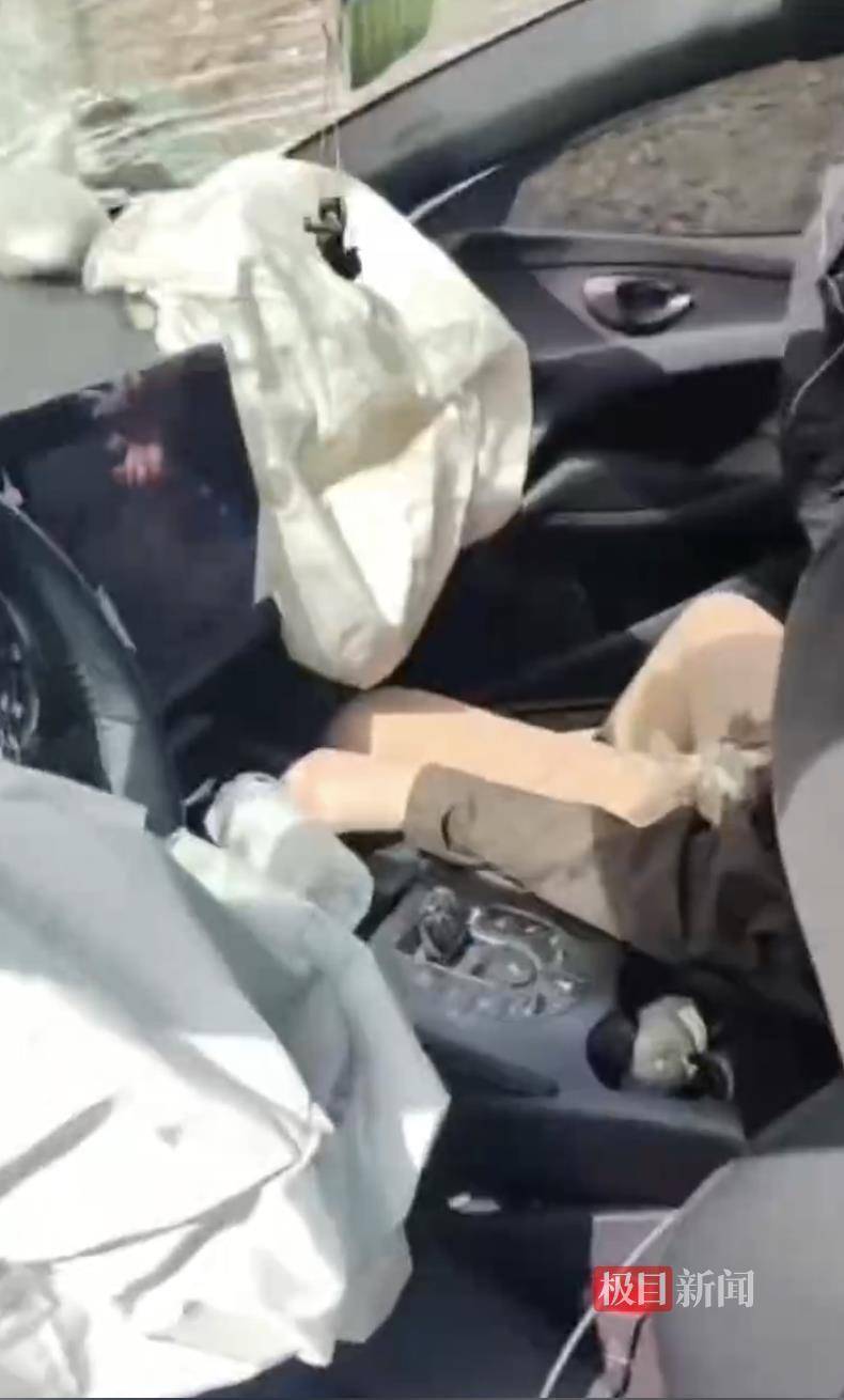 “男子驾车致女友截瘫后失联”再掀争议，有网友质疑女子双腿放在中控台，当事人澄清