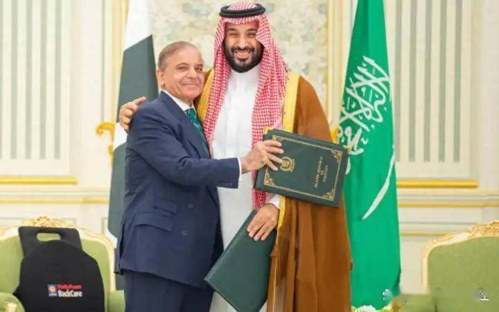 沙特正式表态了!你没听错,全球最大的石油出口国之一,沙特阿拉伯,竟然决定放弃每桶原油价格100美元的目标,准备增产