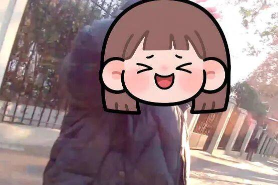 女子因多年前论文答辩未通过独自在路边哭泣，民警一席话解开心结