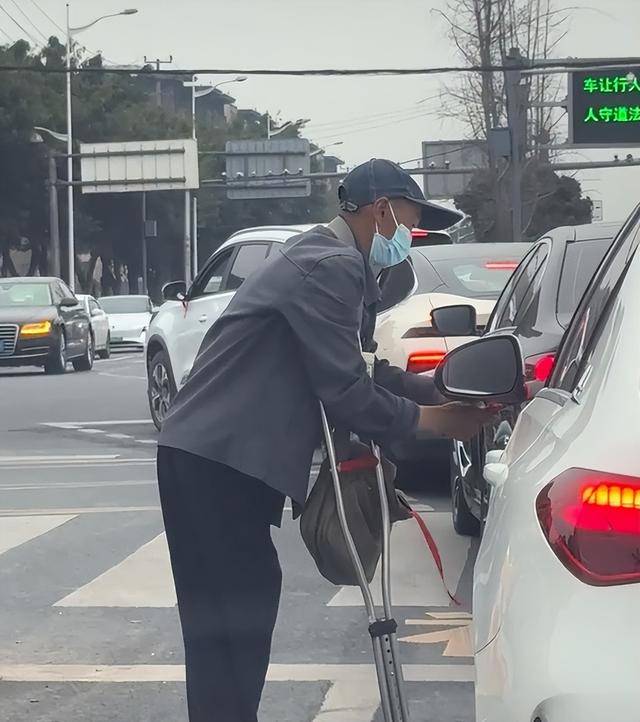 成都一老人因孩子车祸去世给车辆系红绳，是真的吗？