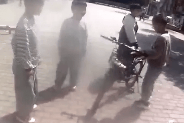 小学生用电话手表报警,民警还未下车就被“包围”了……