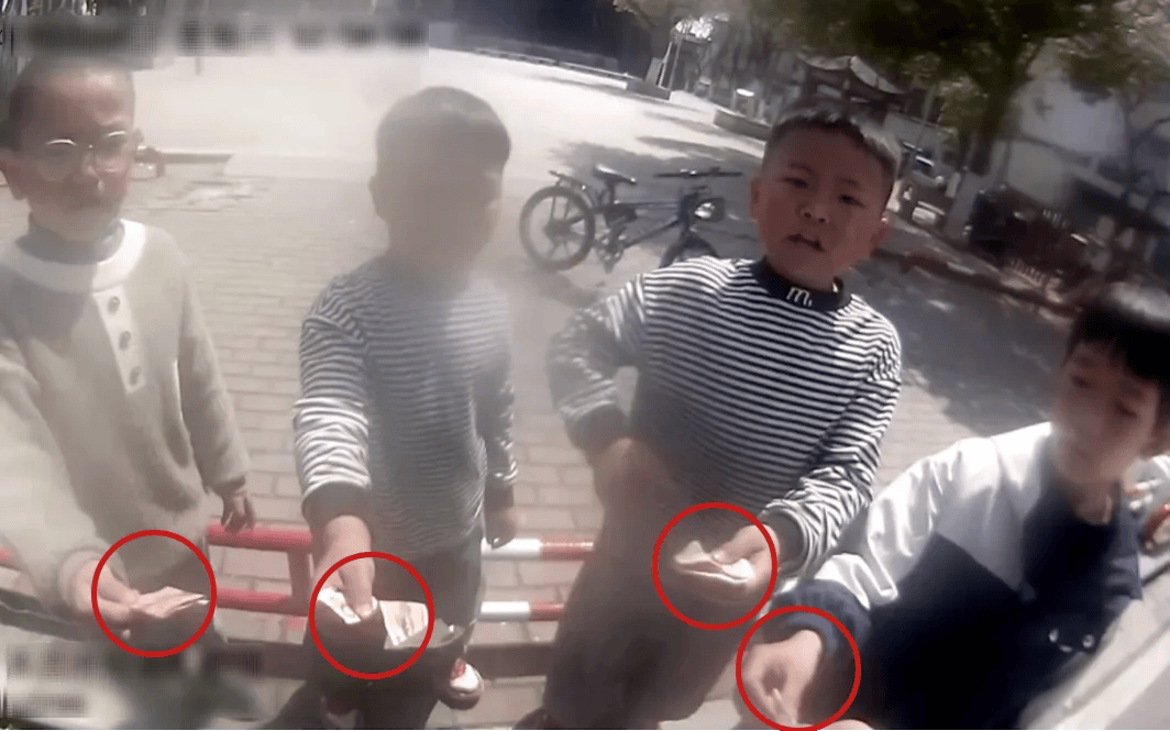 小学生用电话手表报警,民警还未下车就被“包围”了……