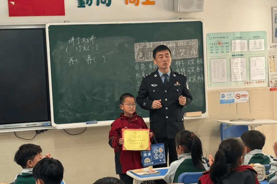 小学生用电话手表报警,民警还未下车就被“包围”了……