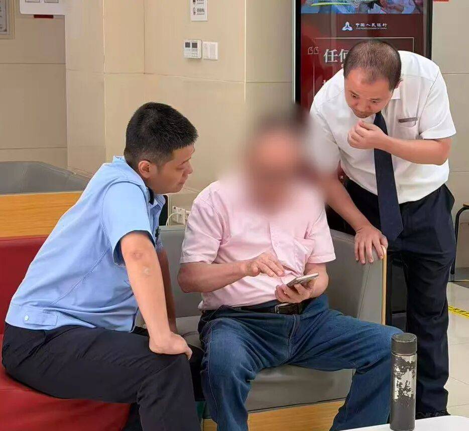 厦门一男子到银行查询“1个亿到账了吗？”银行工作人员察觉不对立即报警，警方火速到场拦截